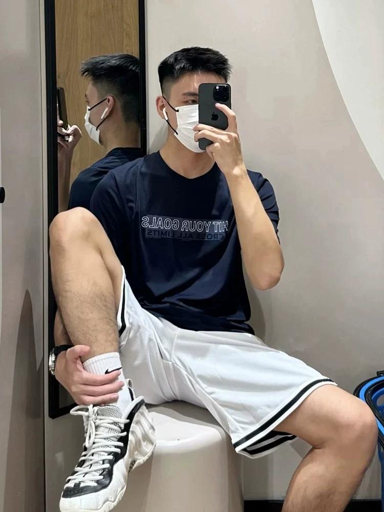 这帅哥拍照姿势也太有味道了！虽然遮住了脸，但依然挡不住迎面而来的帅气。时尚感拍照