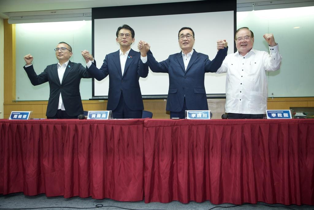 新北蓝白合启动 川伯本周起合体白营小鸡拍照挂广告牌
国民党新北市长参选人李四川今