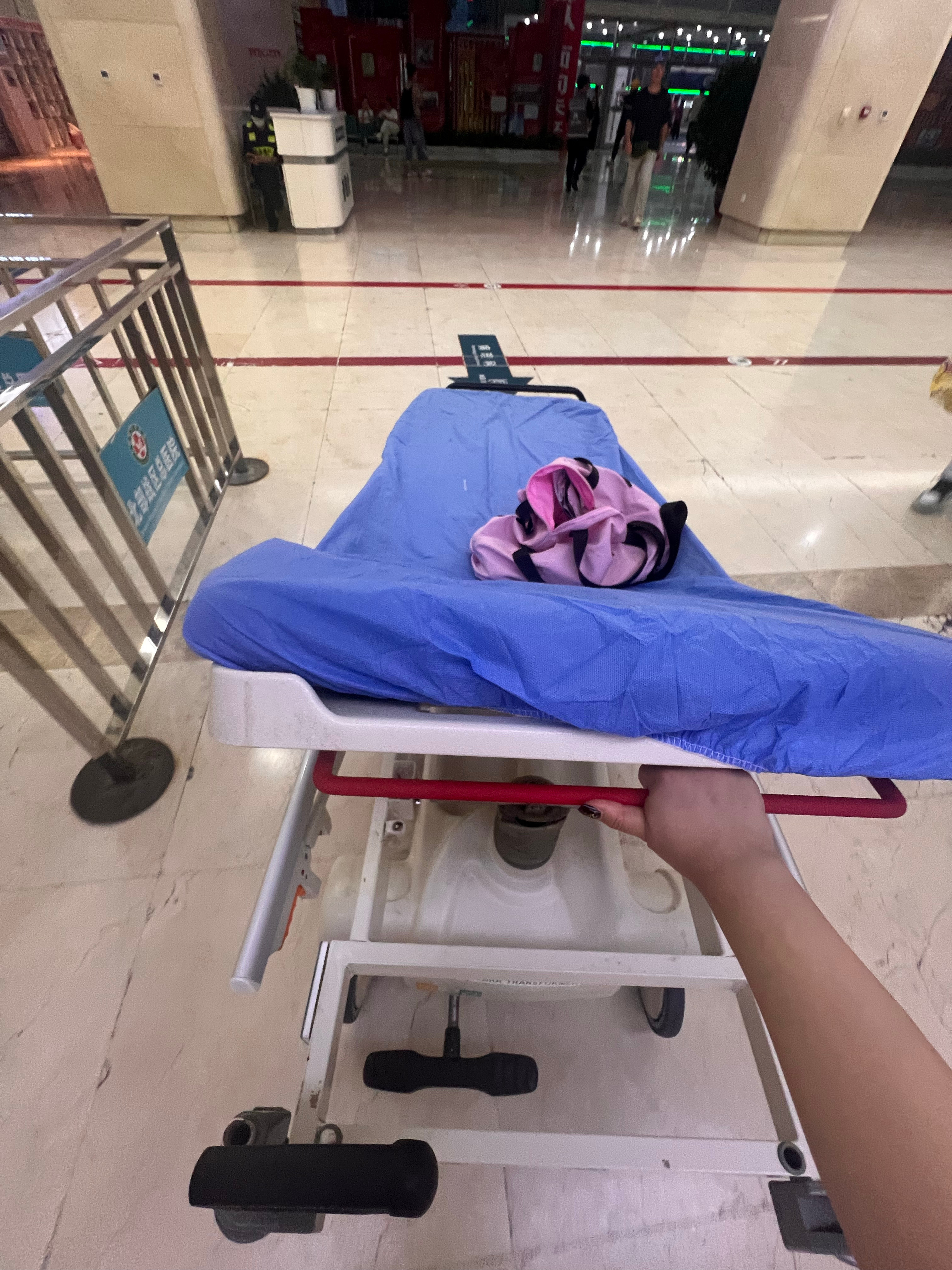 闺蜜爸爸现在情况比较危重，医生会诊完建议送CCU，但现在CCU还没有床，让她小弟