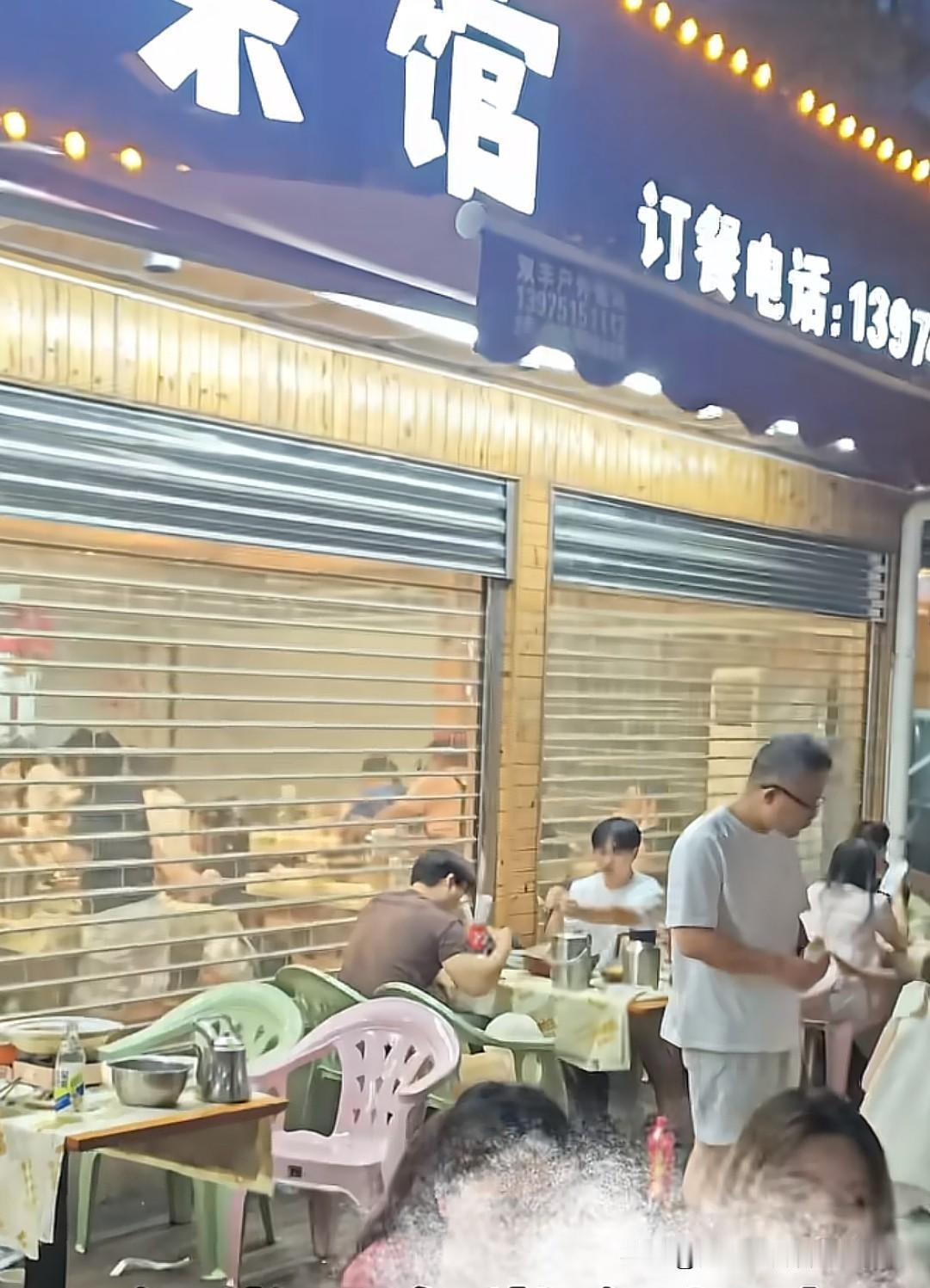 长沙岳麓区生意一直都很火爆的14栋家常菜，有食客拍到了狗上桌的情景。狗坐在椅子上