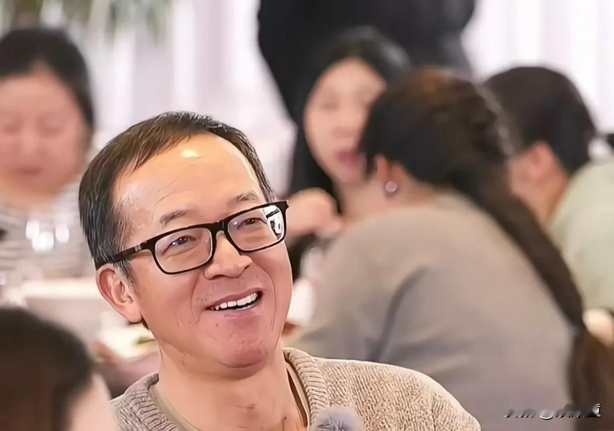 昨天，东方甄选开放日，明明在台上讲话的时候，俞敏洪眼中有泪！
明明提到了非常敏感