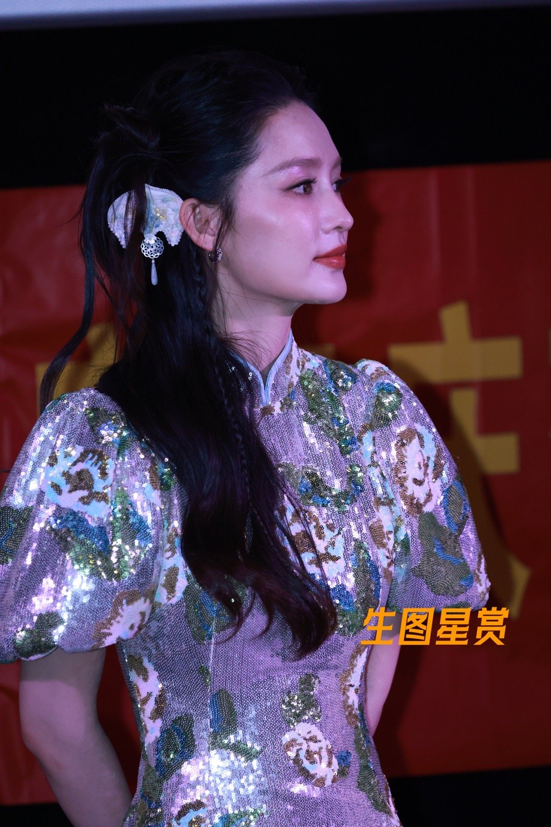 李沁#庆余年2#超前巡映礼生图，新中式旗袍造型温婉典雅🤍💚 ​​​