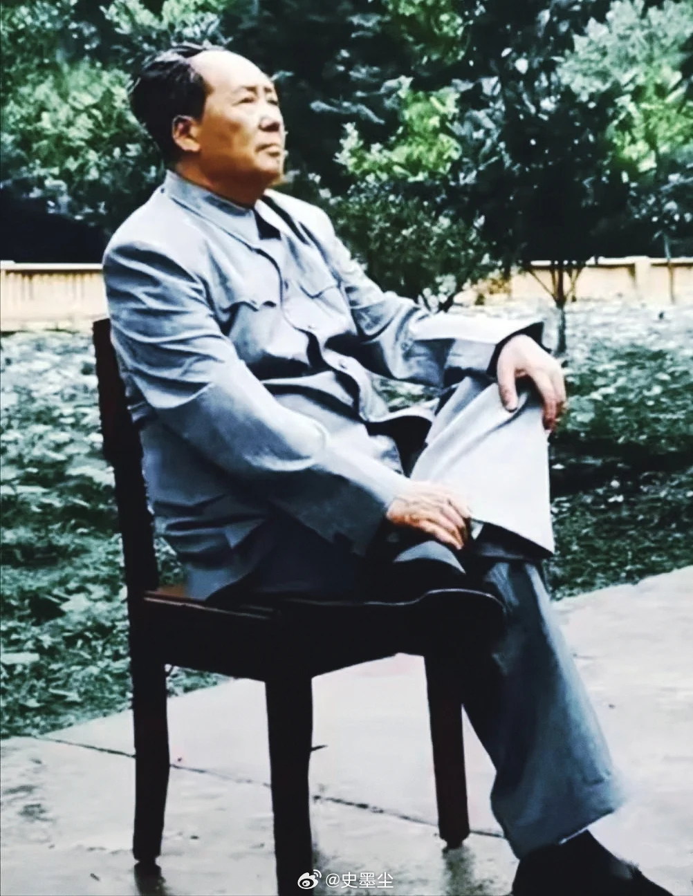 这静默的凝望里，有山河的起伏，有岁月的回响。他目光所及，不是远方的风景，而是他深