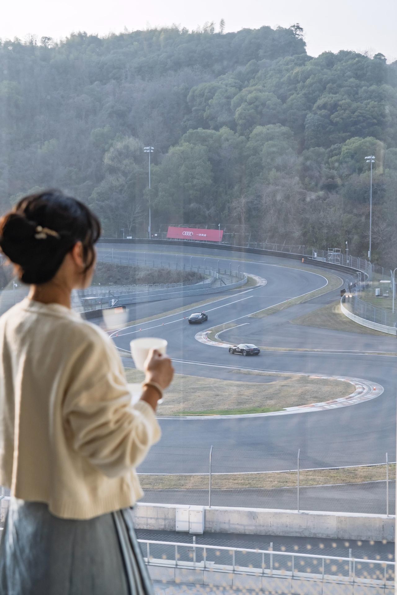 救命！谁能懂躺在床上看赛车比赛有多爽啊？！🏁
引擎轰鸣就是专属BGM，手指都不