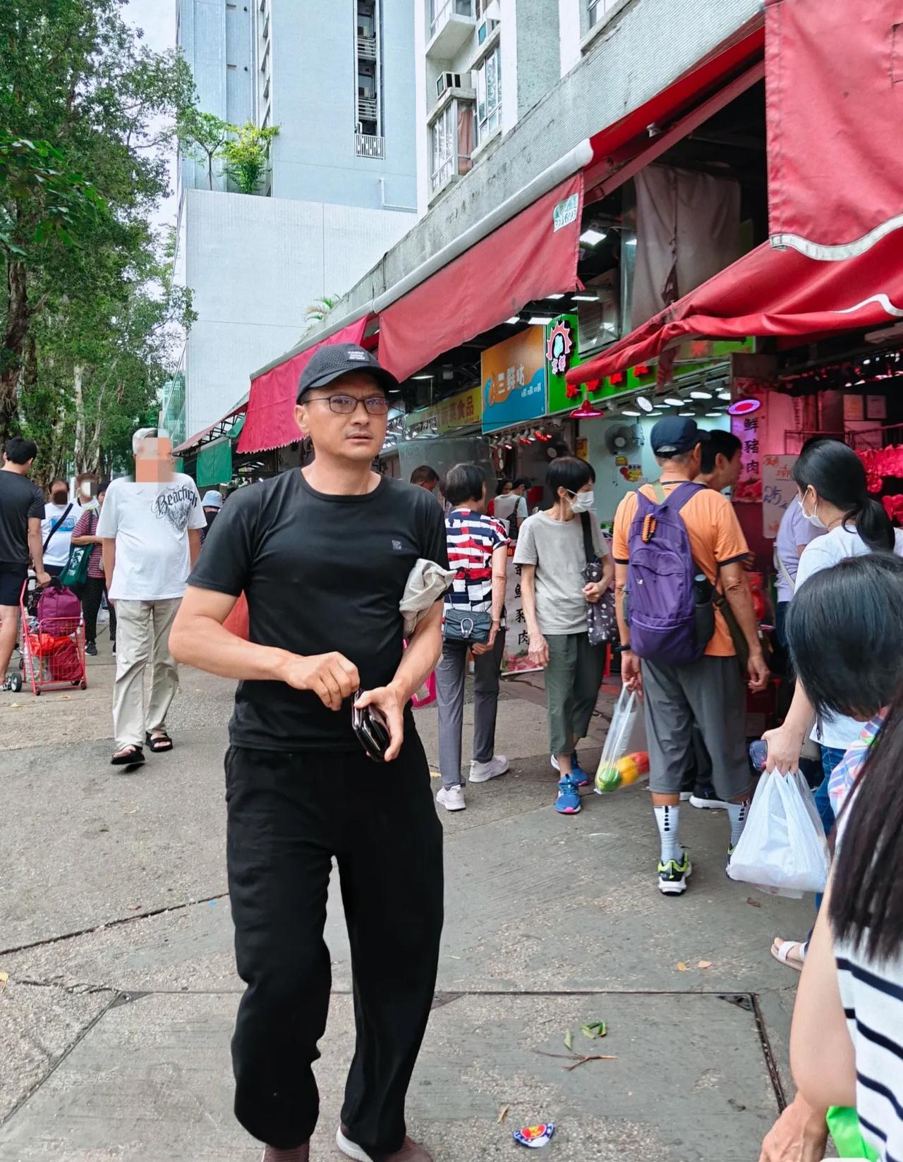 菜市场偶遇香港明星，非常面熟，有人认得他吗？
近日，某网友分享了在菜市场偶遇香港