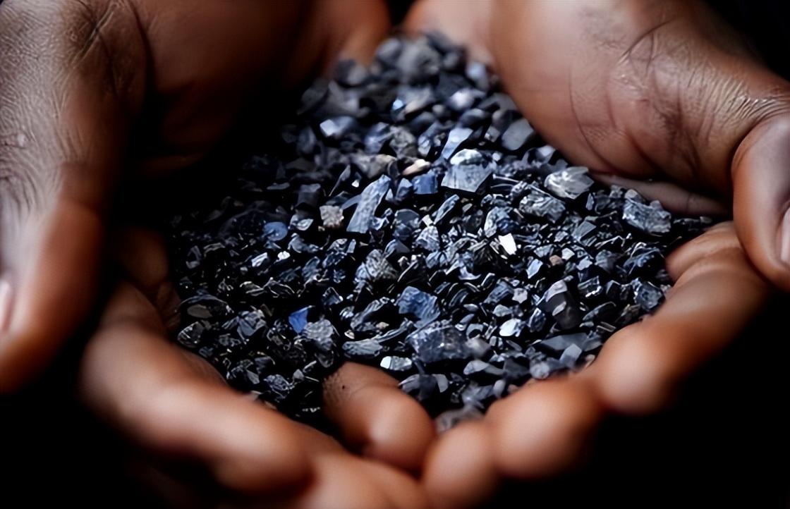 你可能没注意这种不起眼的金属，它却是现代工业和军工体系里绕不开的硬骨头，它叫钨，