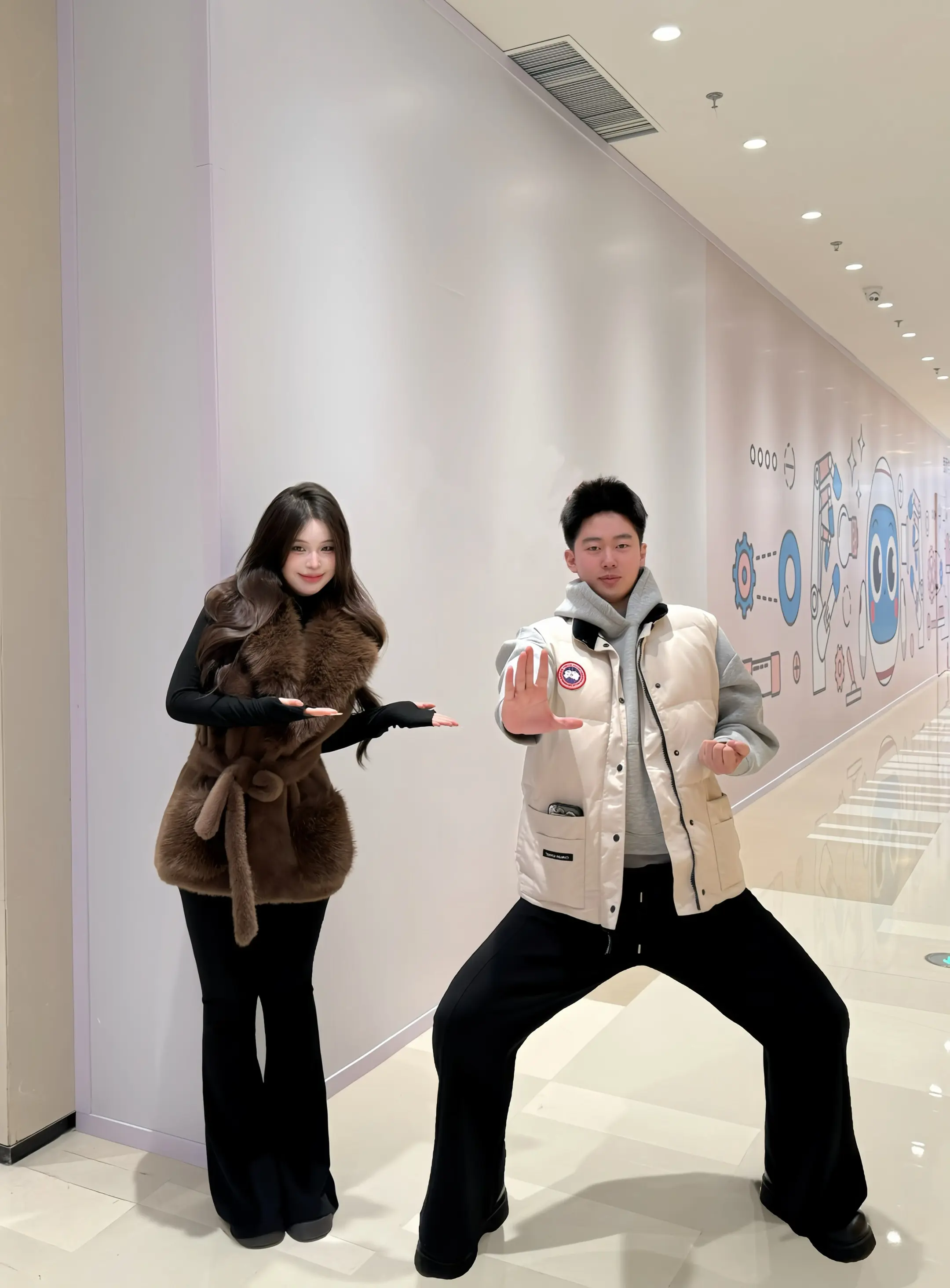 拍皮草的时候不小心拍到猗窝座了