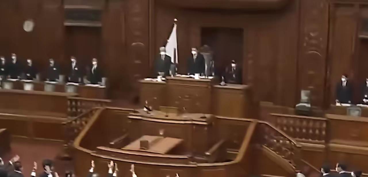 一不做二不休！中国抗议高市早苗后，日本126名议员集体参拜靖国神社

昨天我们才