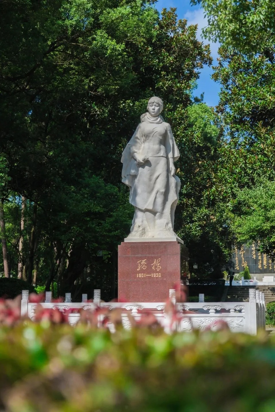 怡心戏对联  上联：春露，下联：秋霜。横联：滋烈。桃李诗社 大同·大同古城城墙外