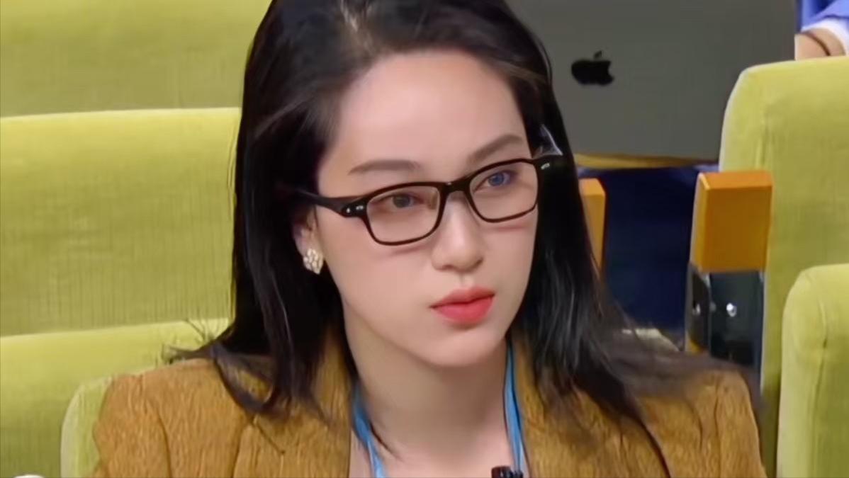 [太阳]联合国传来这样一幕！中国记者提问时，鼻梁上隐藏的“第二大脑”让外媒看呆了