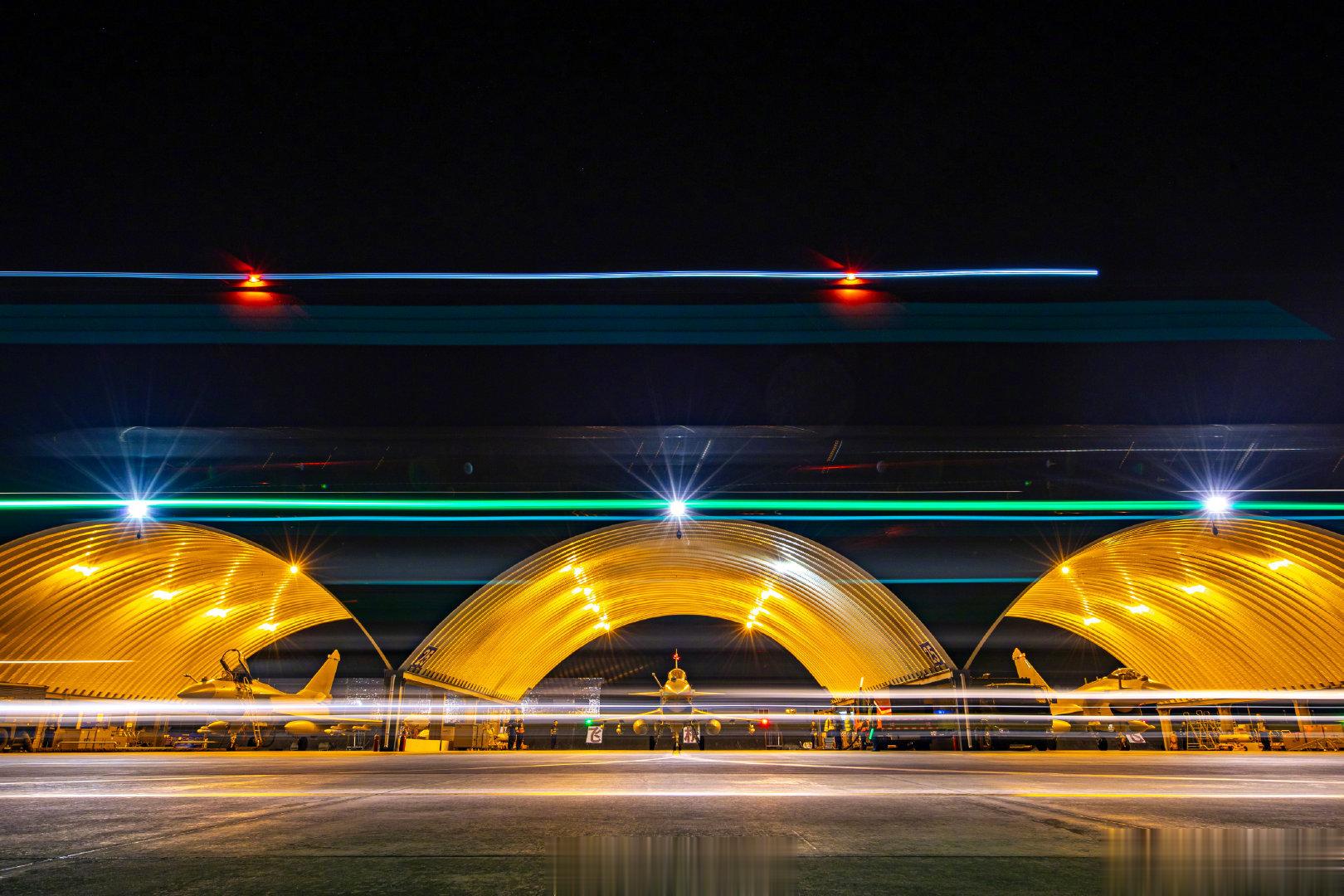 #军事视界#超帅！#南部战区空军战鹰夜训酷图#近日，南部战区空军航空兵某旅开展下