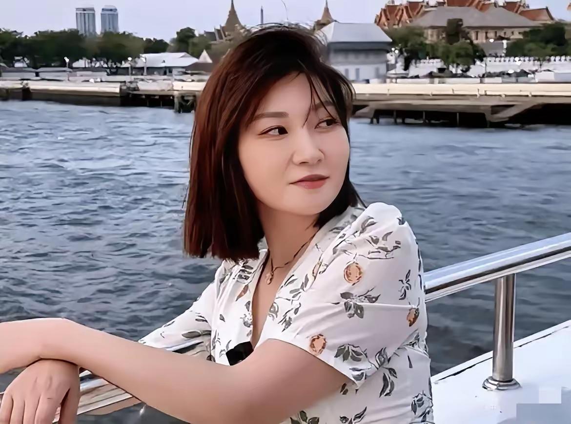 王暖暖又上热搜了。
有人骂她临走了还要咬公司一口。
也有人替她惋惜：下个月合同就