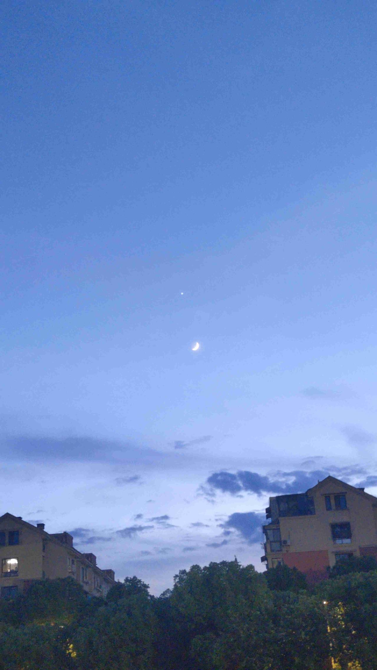 我的今日状态：😁轻松愉快
我这里的天气：☀️晴天
金星伴月
