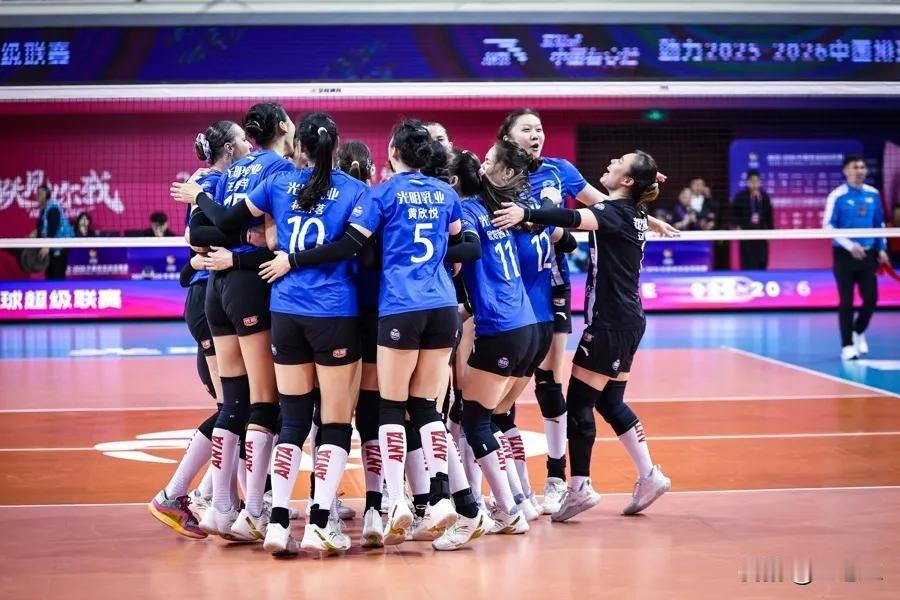 时隔二十五年，上海女排终于再次捧起排超冠军奖杯！

从缔造五连冠的辉煌，到历经九