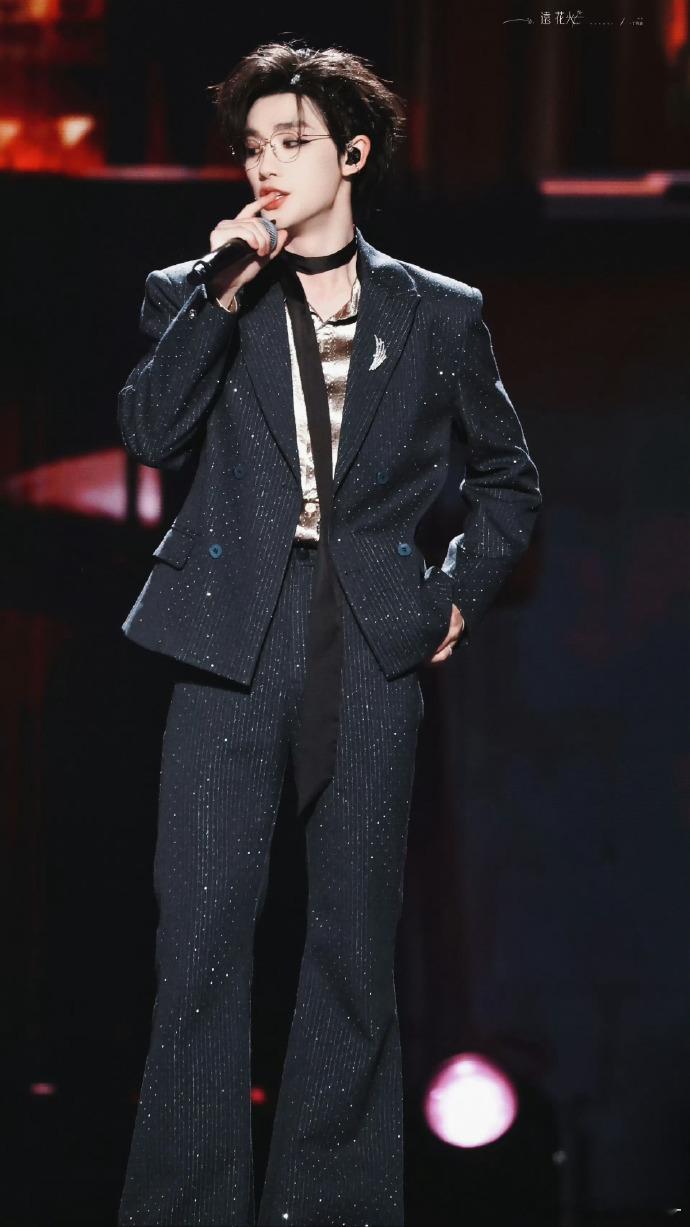 丁程鑫细框镜 丁程鑫凭借细框镜和细闪西装，成功演绎出渣苏感的精髓，他的每一个表情