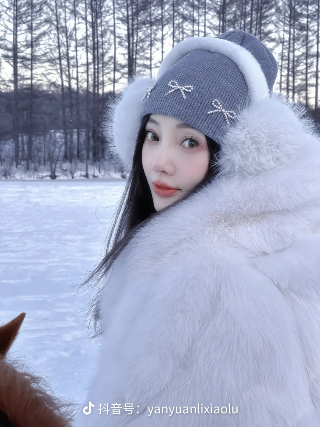 “人生都是走着走着就开阔了，现在的你，不用着急。让未来的，本就该属于你的树再长长