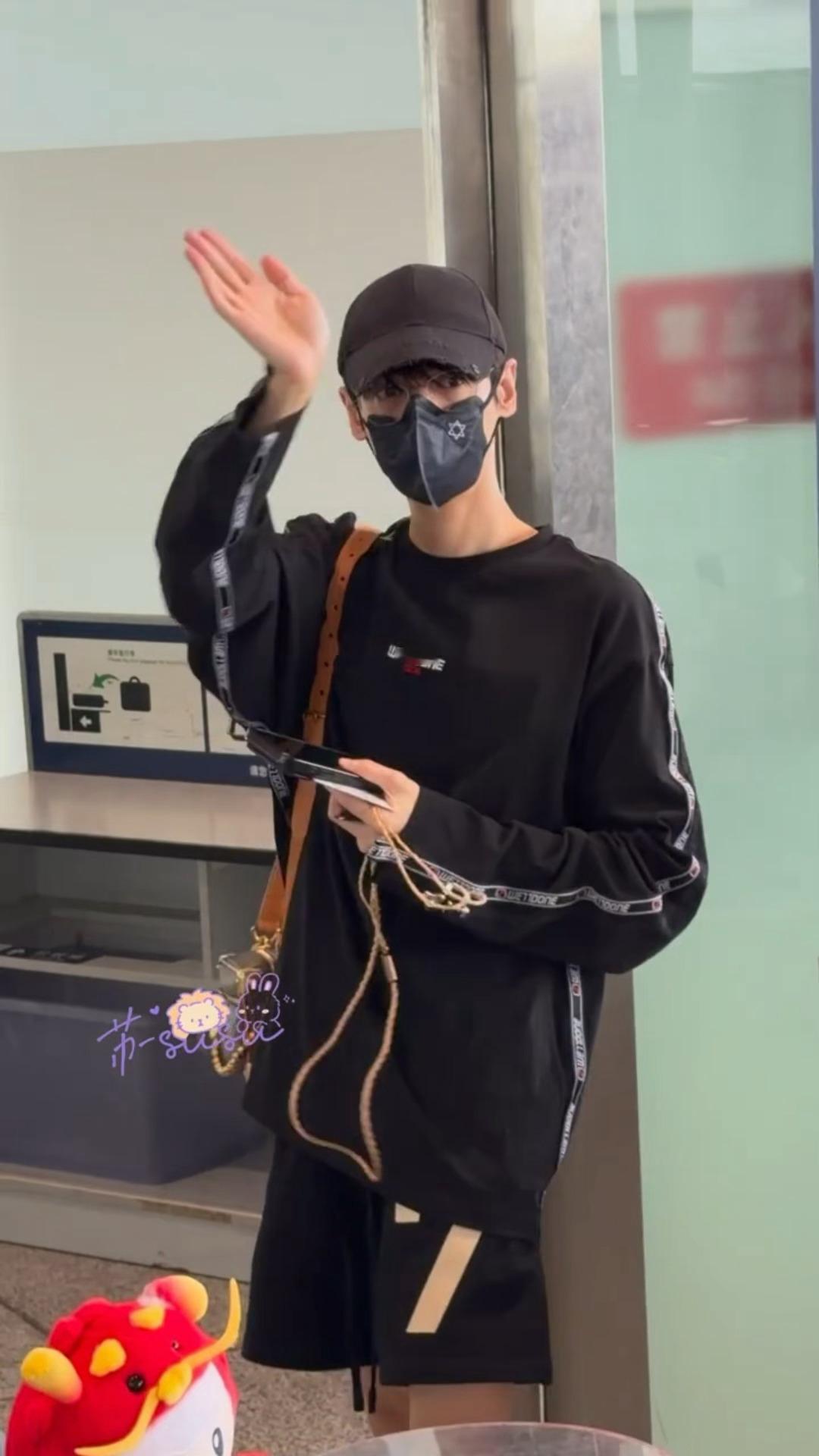 罗云熙乖乖挥手说拜拜有 