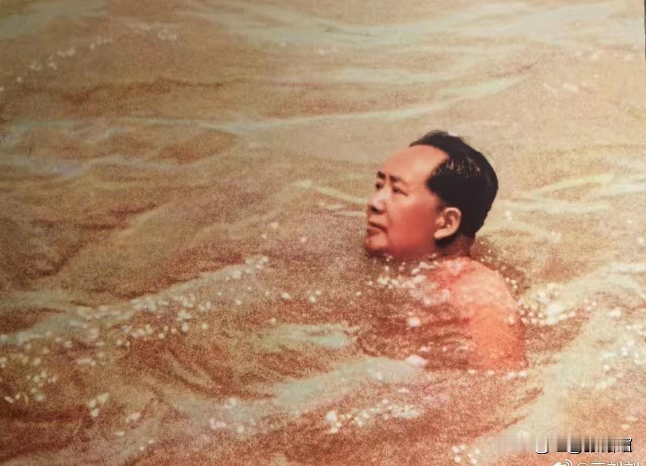 才饮长沙水，又食武昌鱼。万里长江横渡，极目楚天舒。不管风吹浪打，胜似闲庭信步[心