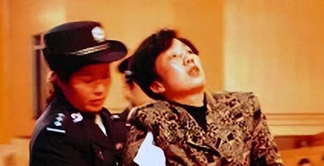 2001年，“女老虎”蒋艳萍被判处死刑，万念俱灰之下，听说只要怀孕就可争取缓刑，