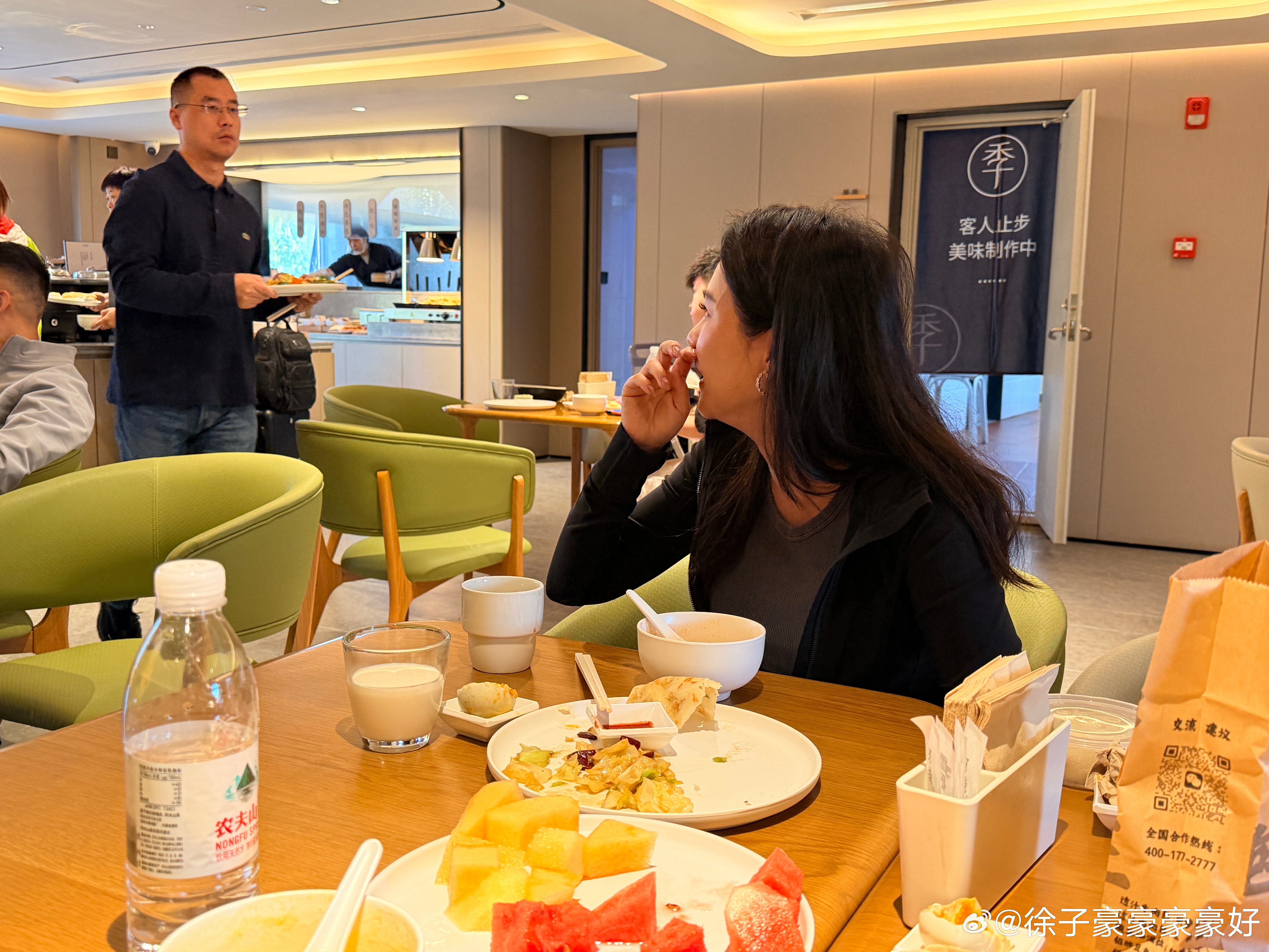 早起吃饱喝足，往山沟子里干！花叔在讲他打手枪的故事，boger、吕哥睡眼惺忪，b