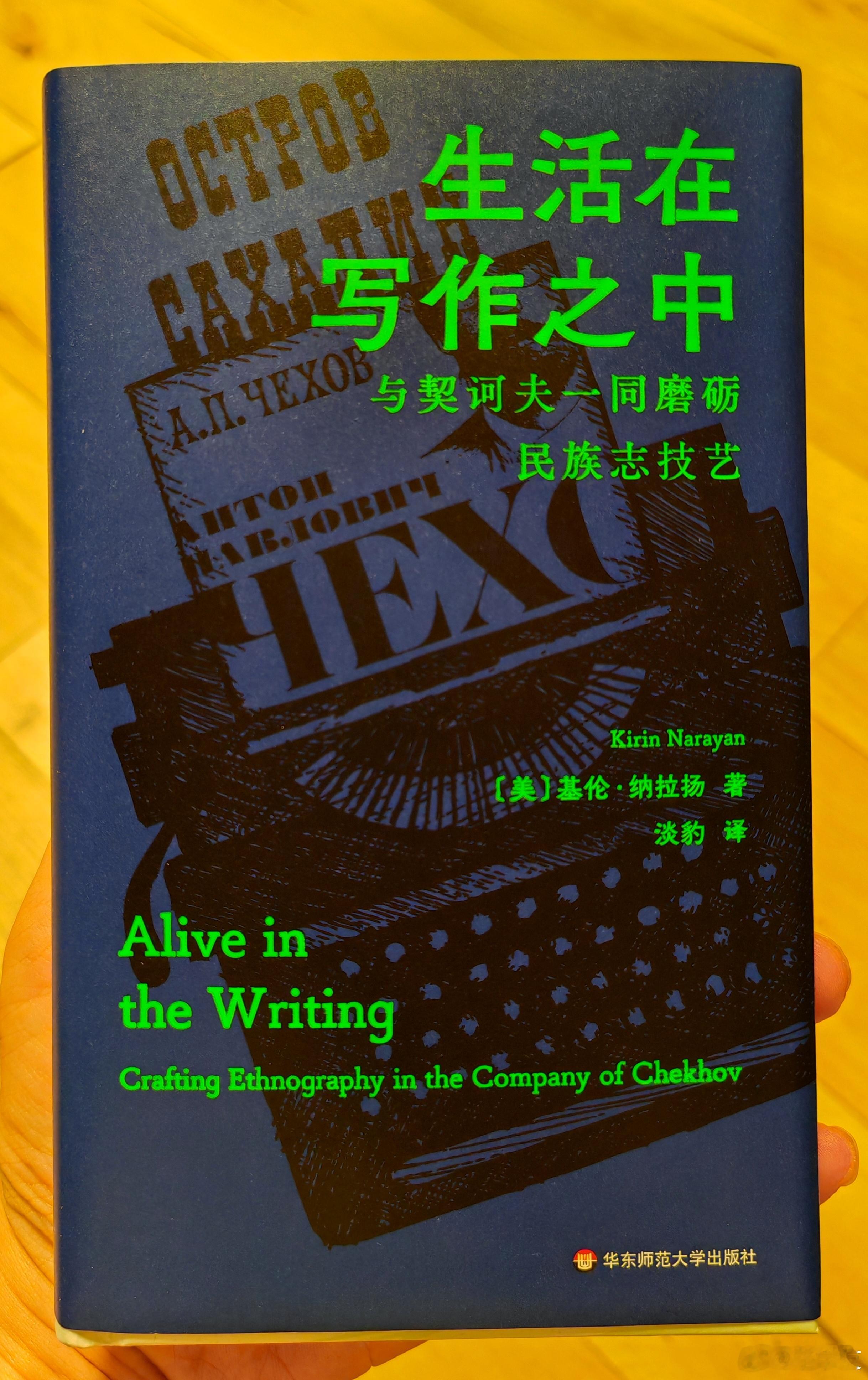 逛了一天上海书展，收获两本书。和 时代出版。卖书不易。目测经管类不如心理情绪类卖