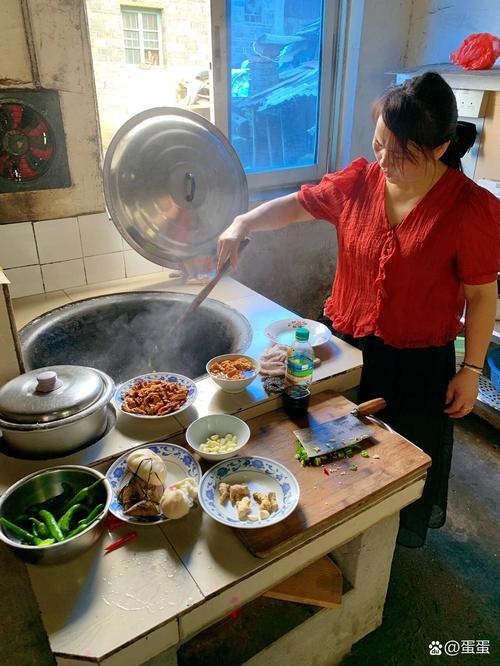 近期不少条友发表了有关老年人由于身体健康原因，反对春节期间亲戚朋友来拜年的情况，