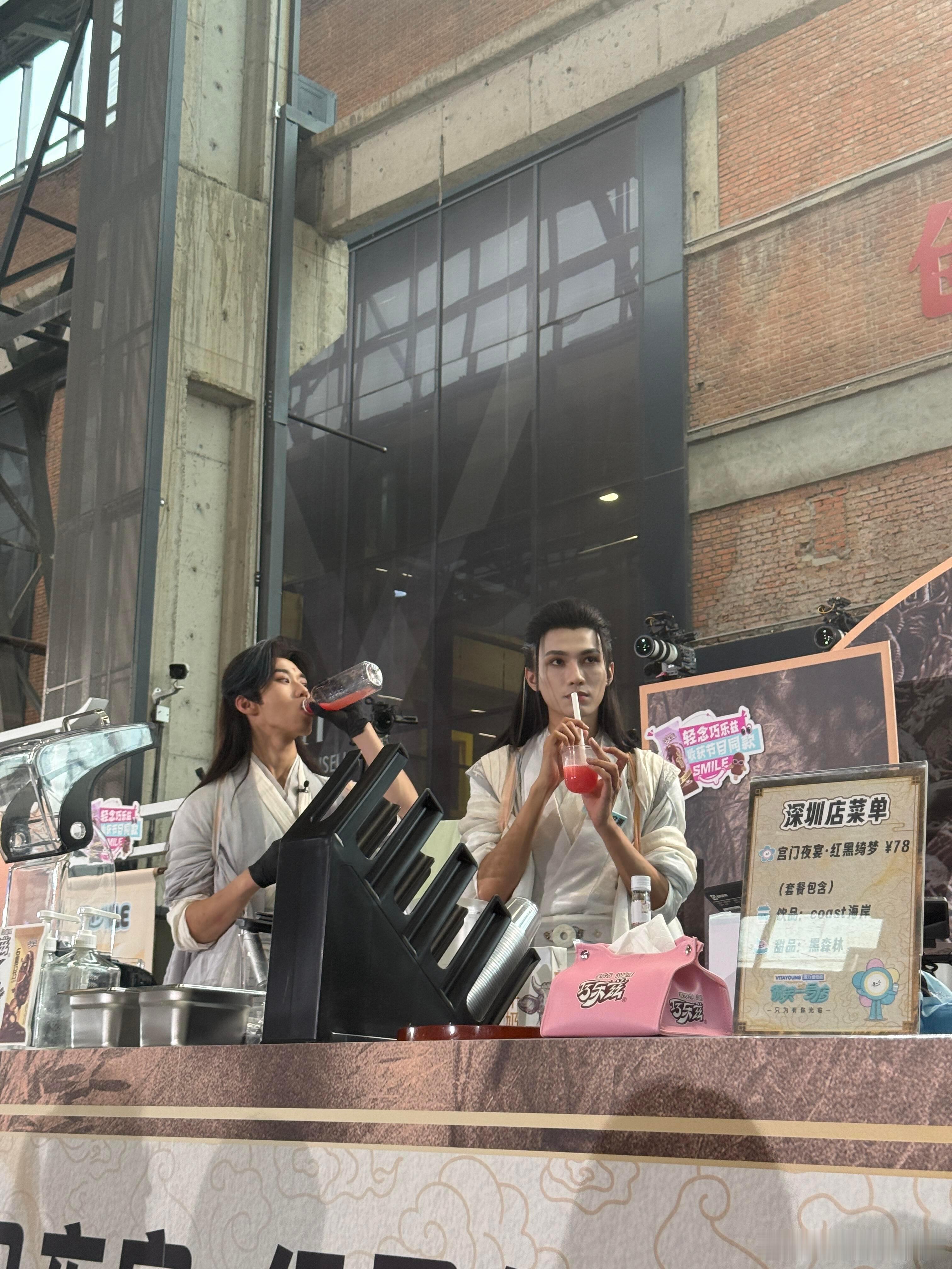 被哈尔滨人的情绪价值点燃了笑不活了家人们！哈尔滨人把必胜口号喊成接龙，微笑店门口