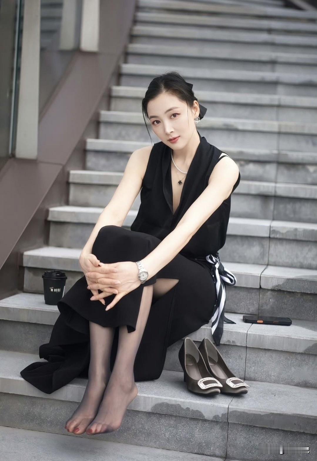 一身黑，是成熟女生独有的松弛气场。