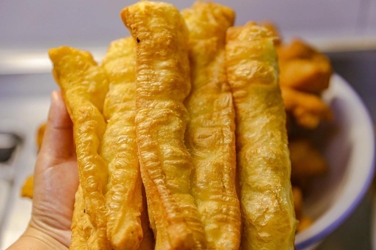 想吃油条不用排队买，妈妈用了几十年的方法

油条，是一种古老的中国式面点，口感松