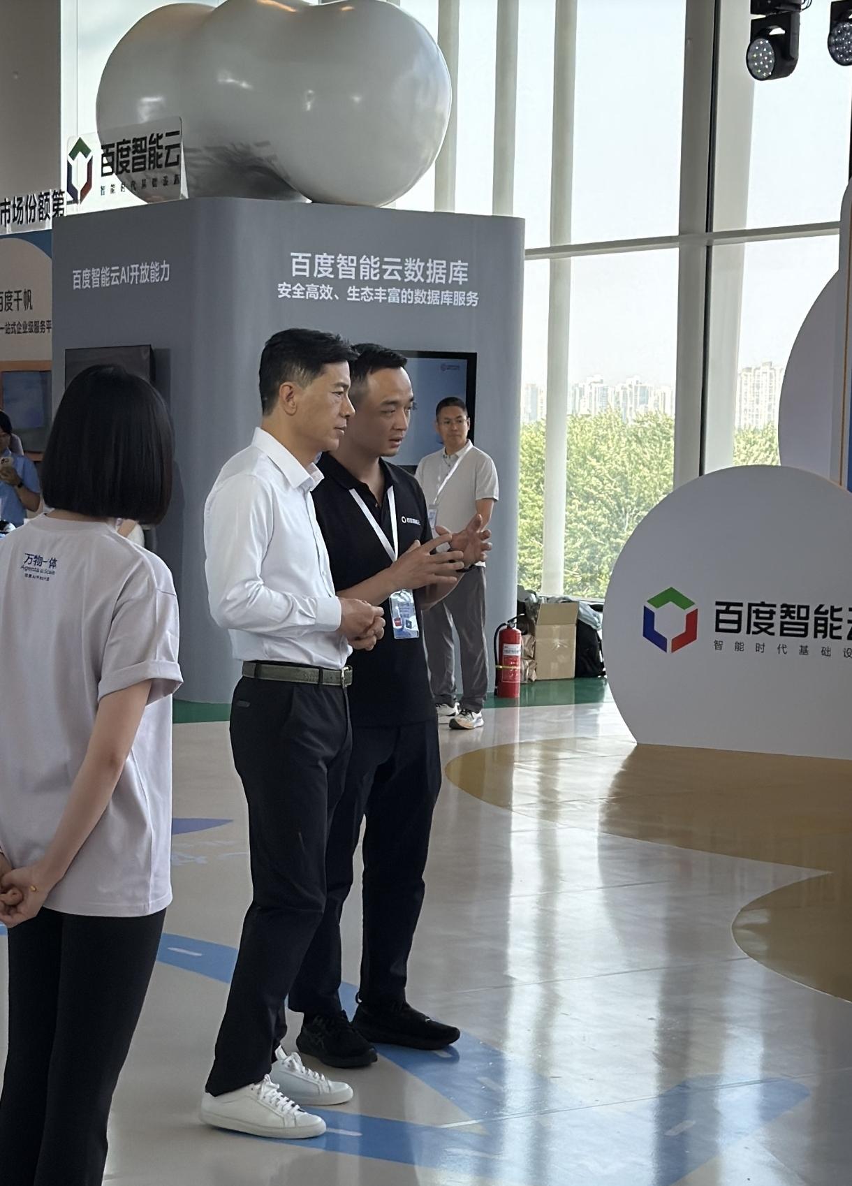 李彦宏外表温文尔雅，内心特别有主见，做事一直稳扎稳打。比以前瘦好多。比起其它企业