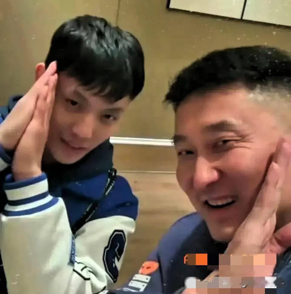 如果广东男篮今晚再输给弱柿子新疆男篮，那么现场球迷可能要把杜峰给抬出去了。两队上