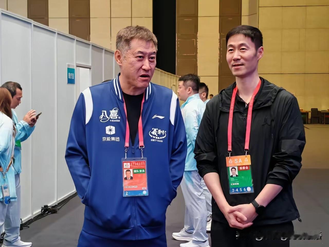 王励勤满脸笑容的出现在全运会的现场。并没有因为第一轮比赛结束国乒队主力六个人一轮