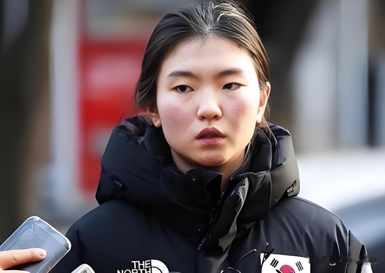韩国短道速滑选手沈锡希，未成年时被自己的主管教练赵宰范长期侵害，2018 平昌冬