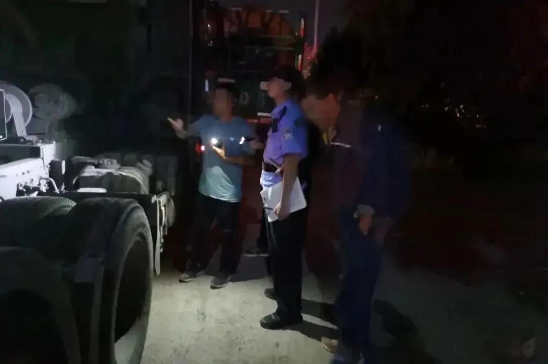 济南货车司机张某停路边吃碗面的功夫，刹车气管就被附近汽修店老板李某用扎带捆得死死