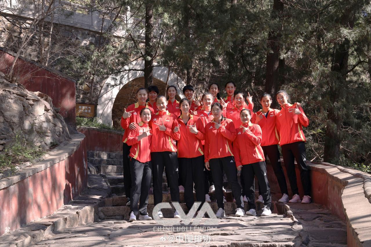 女排集训队首次亮相——登香山体能训练！从排协公布的照片上看，第一批集训队17人中