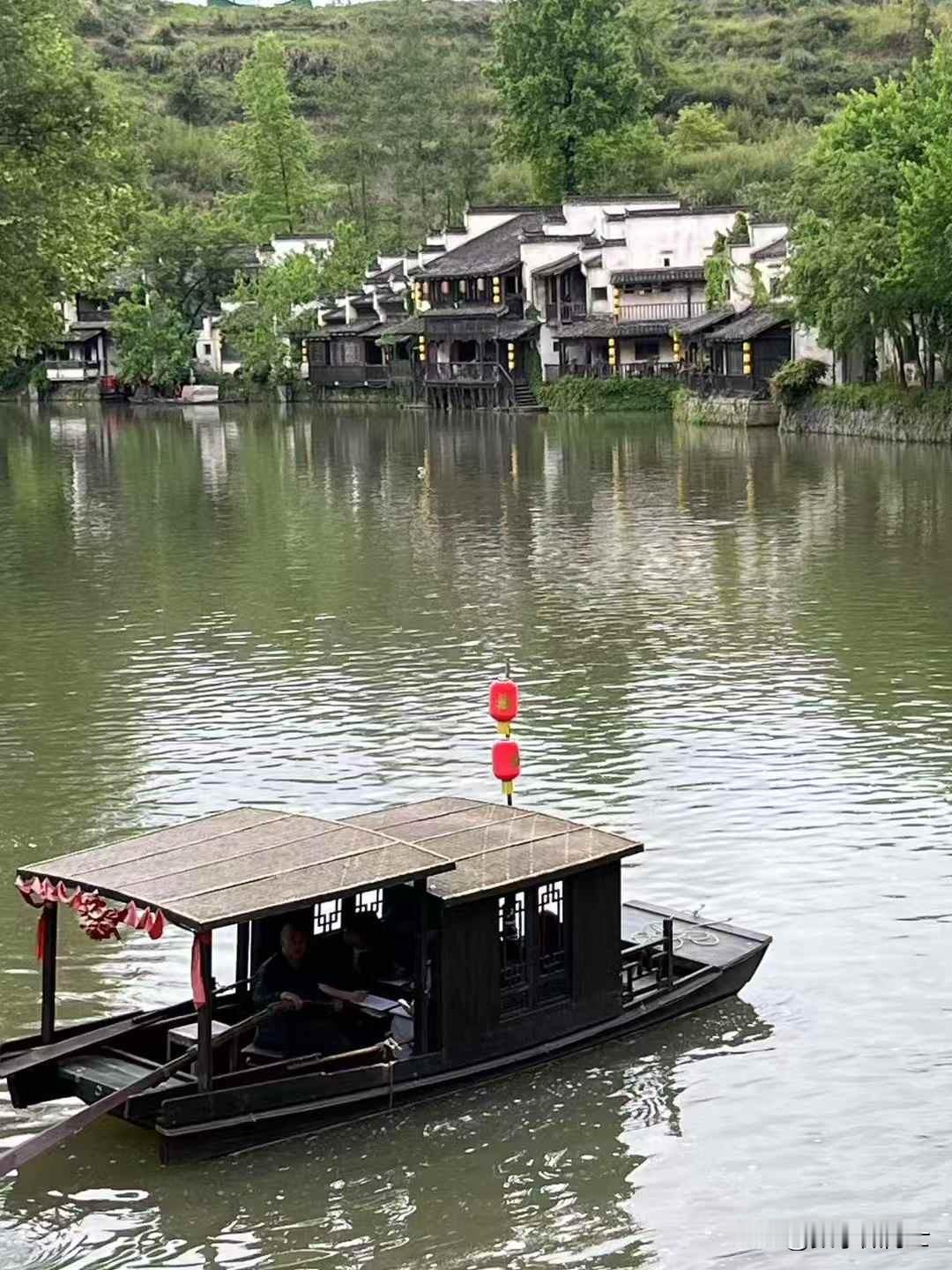 在这个纷繁复杂的世界里，我们常常被大自然的景象所吸引，巍峨的山川、跳动的泉水、青