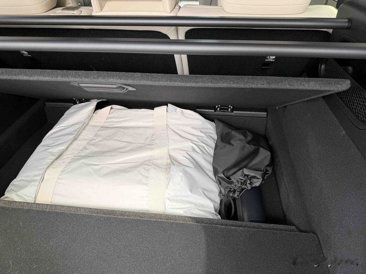提车送的露营套装，将将好能放在后备箱的浅坑里，完全不占用其他空间，乐道L80真的