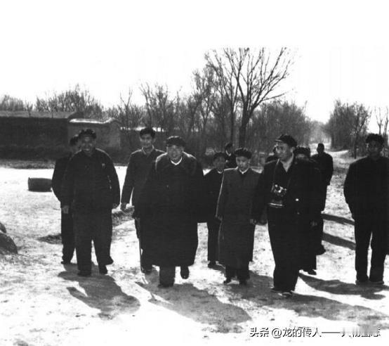 1960年2月26日，朱德视察北京丰台区黄土岗人民公社。