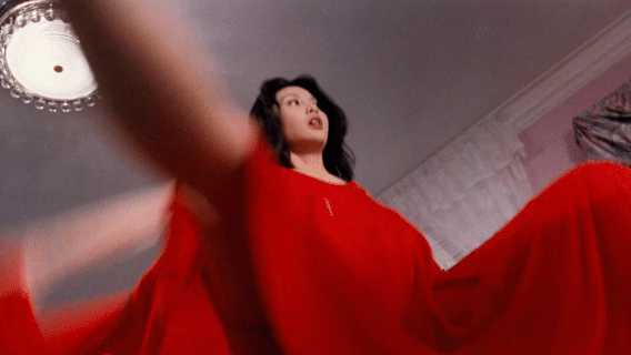 姐姐的腿不是腿，是塞纳河里的春水！

这个画面太经典了！当年《赌神2》里邱淑贞饰