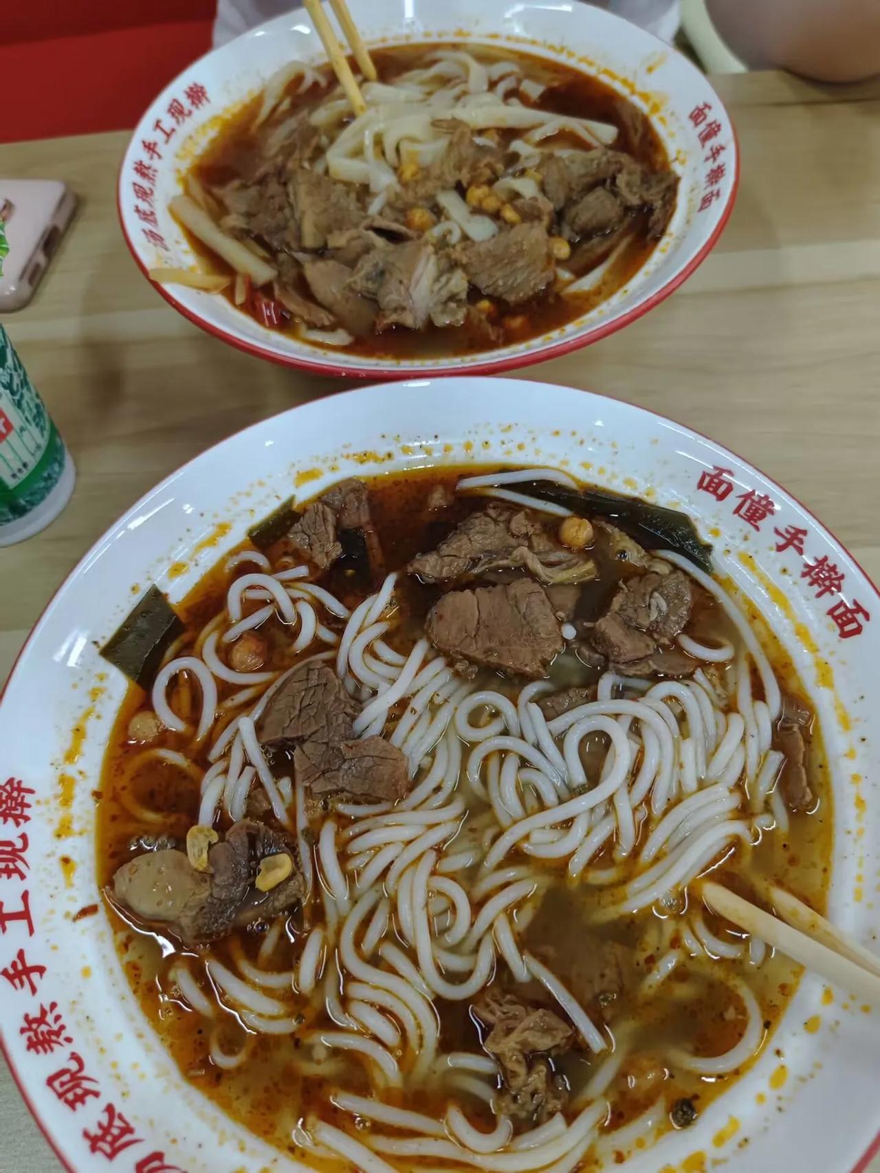 在老婆老家吃的牛肉粉，15元/碗，海带排骨汤，牛肉10几片，同价位的兰州牛肉拉面