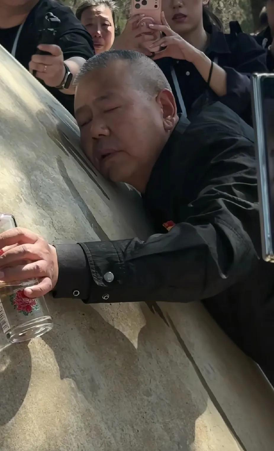 抗美援朝烈士陵园里，一名男子将脸贴在一块墓碑上，说出的一句话，让人听着瞬间泪目了