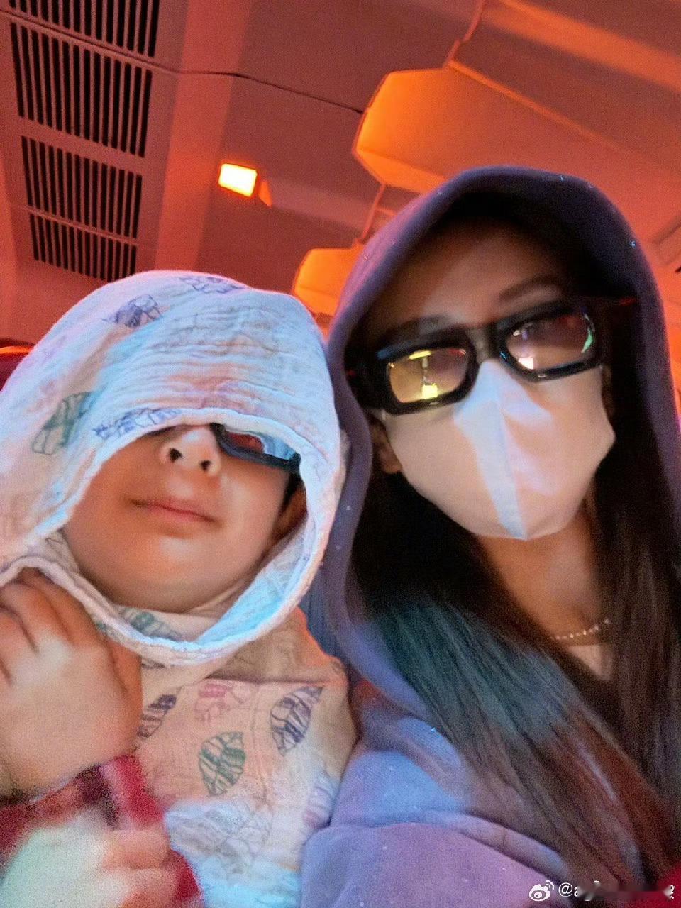 Angelababy小海绵自拍 这Labubu令人羡慕，AB的自拍也美得太震撼了