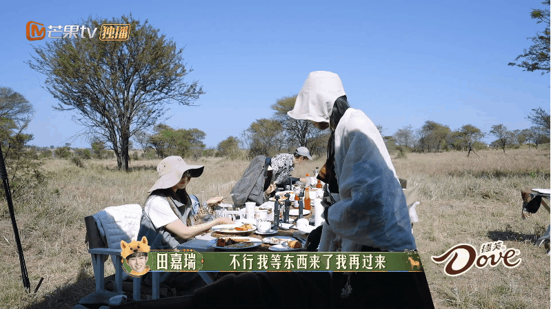 宋茜动物大迁徙式躲太阳 哈哈哈宋茜你躲太阳怎么也这么搞笑呀，先是搬到好姐旁边，然