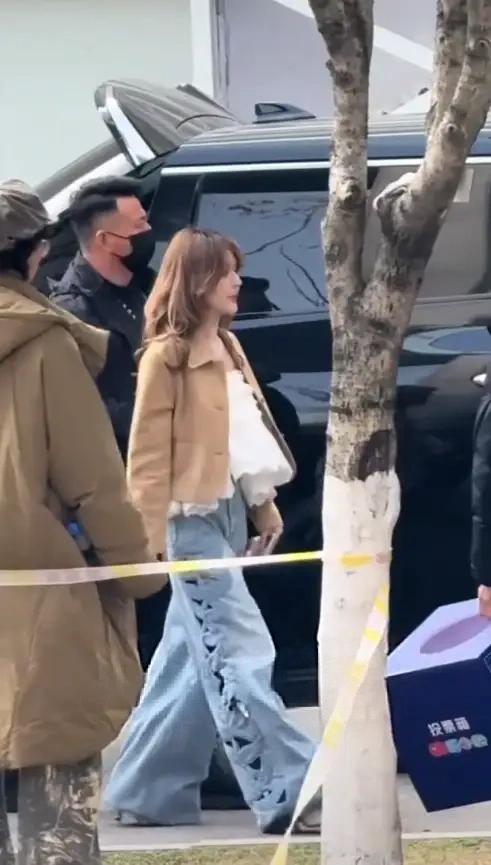 赵露思够漂亮够瘦了了吧，但是这种短款娃娃衫配阔腿牛仔裤的造型让她看起来像是怀了。