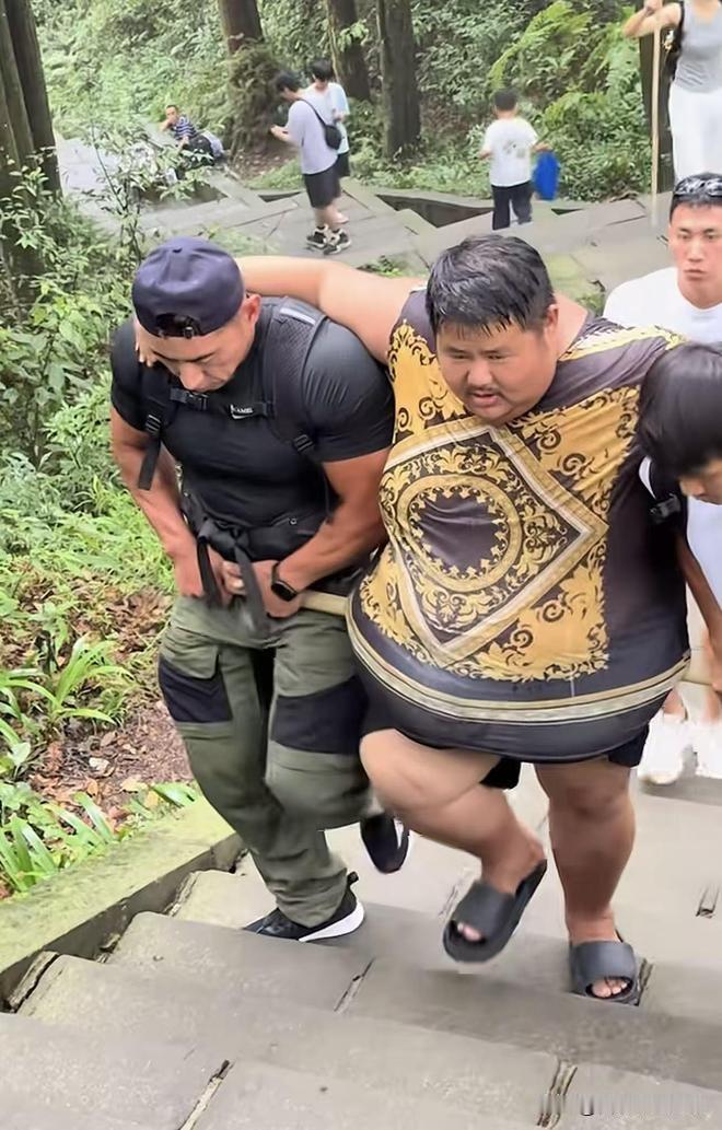 近日，网友偶遇吃播网红“良子”爬山的画面迅速引发热议。画面里身高166.5厘米、
