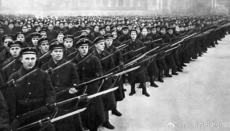1923年红海军战士在彼得格勒宫殿广场宣誓历史影像 ​​​