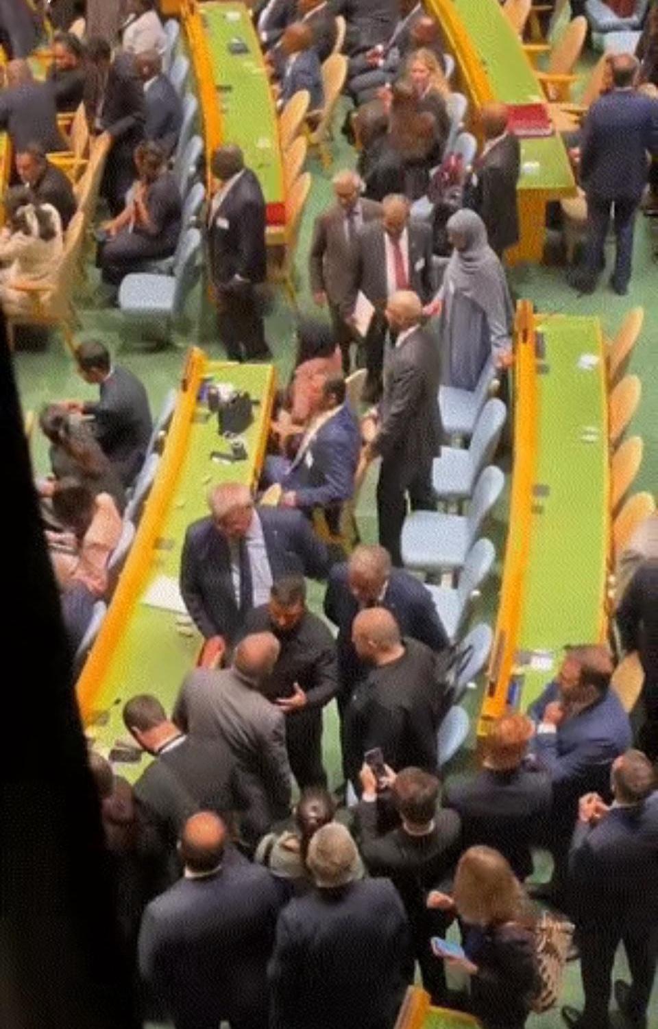 联合国大会让人耳目一新，会议的二传手们得好好地考虑职业操守了。
        