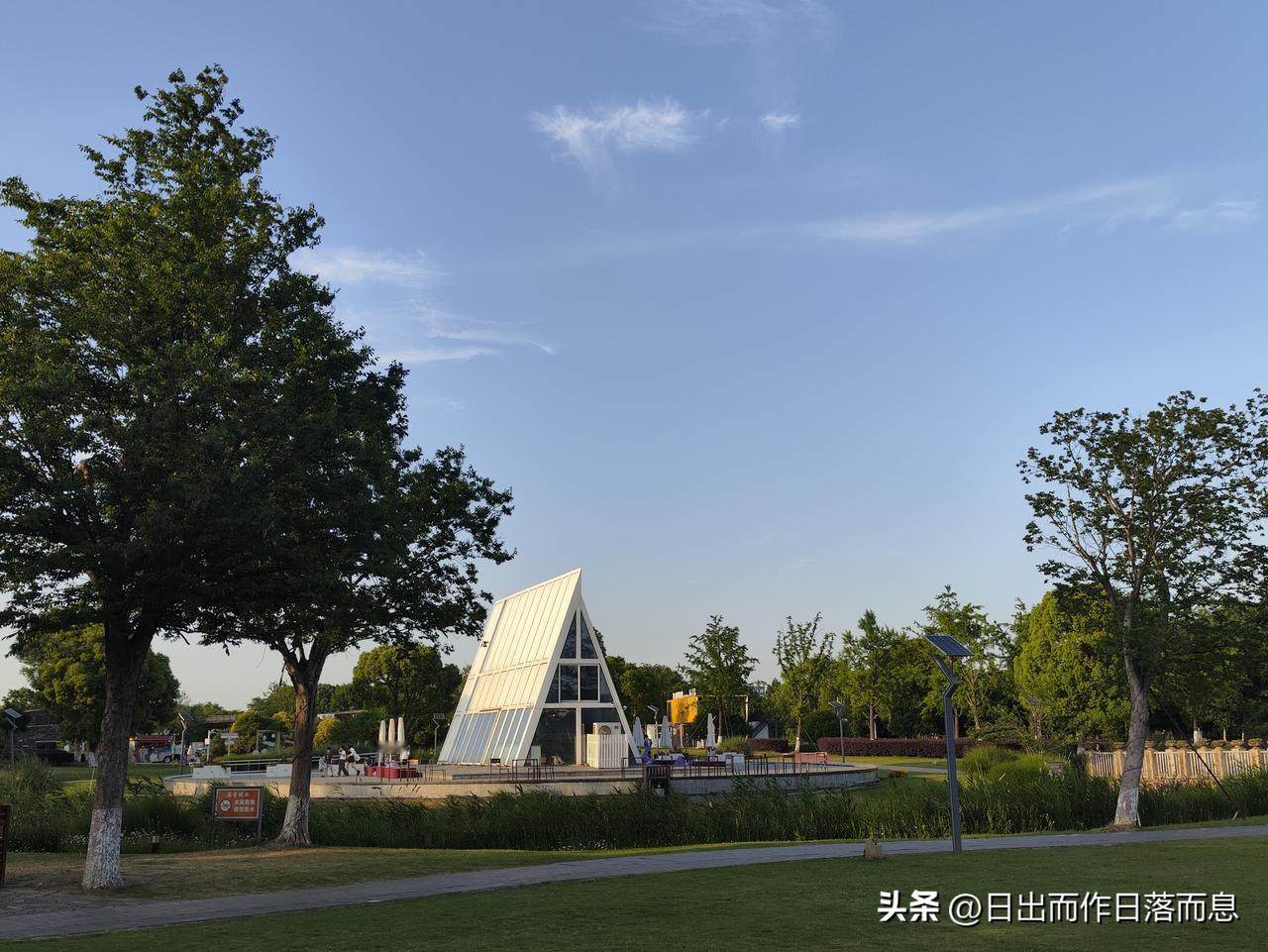 水墨湖公园：武汉人民的“野生健身房”兼“相亲角”观察日记

清晨6:00：大爷大