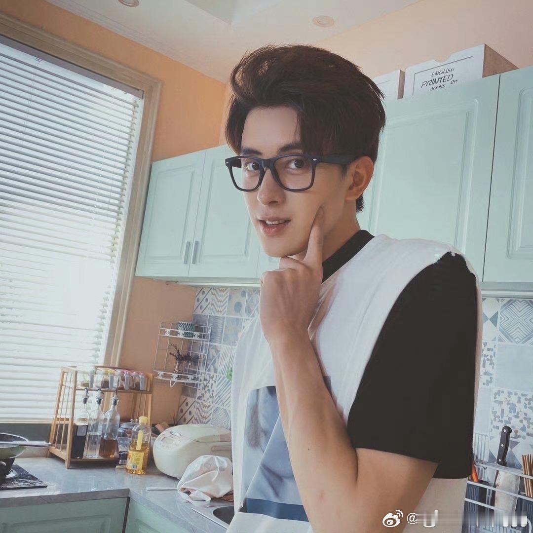 敖瑞鹏[超话]能不能给艺人一点私人空间啊！怎么被骂了还有脸笑出来的，强烈抵制ss