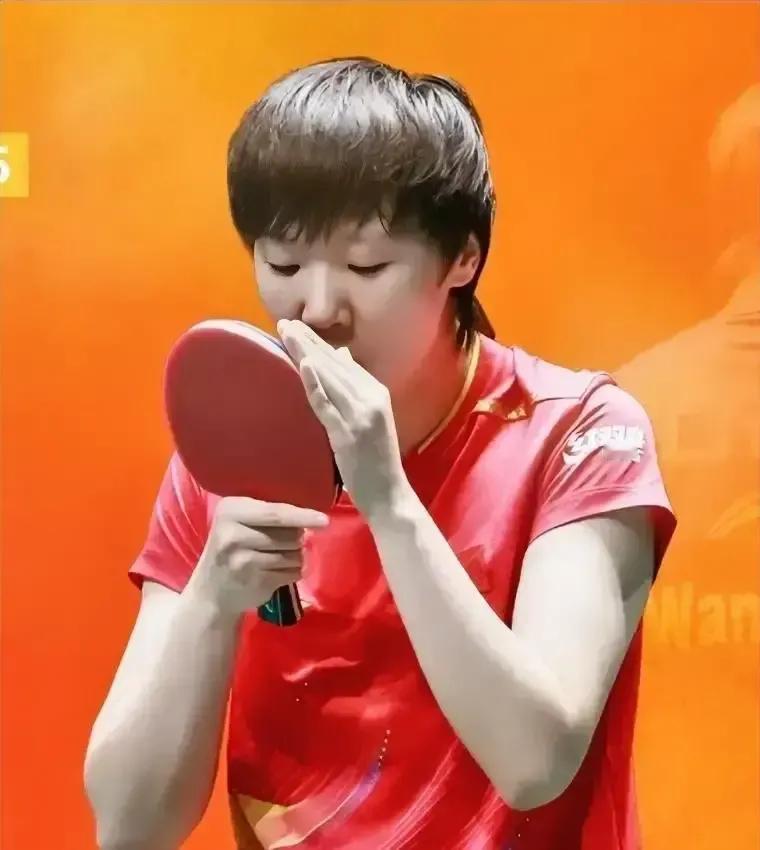 她第三局打了个11-3，那场面，教练都得站起来记笔记。

这不是比赛，是教学局。